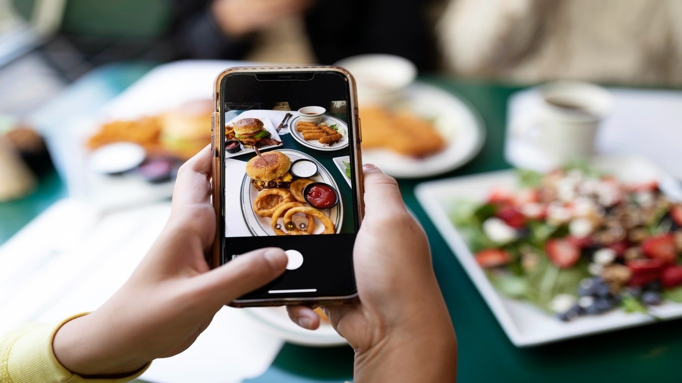 A Mobile App Connecting Food Lovers Worldwide